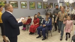 Михаил Токарев вручил молодым семьям свидетельства на субсидию на покупку собственного жилья 