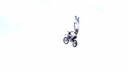 Команда мотофристайла FMX13 показала своё мастерство на Советской площади