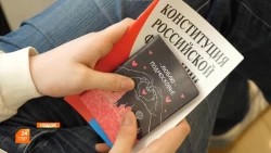 Торжественно вручили паспорта