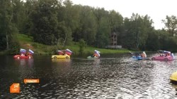 С флагом на катамаране