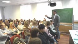 Андрей Саакян провел встречу со студентами гуманитарного колледжа