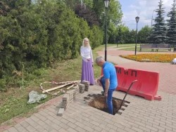 Несколько плиток в сквере у памятника родителям преподобного Сергия Радонежского разрушились и ушли под землю, образовав небольшой провал.