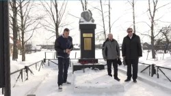 Константин Негурица и Александр Легков возложили цветы к памятнику бойцам ВОВ в деревне Зубачёво