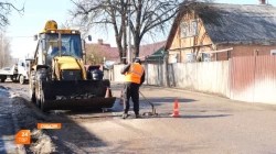 Ямы на дорогах ремонтируют