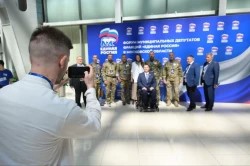 Владимир Якушев вручил партбилеты «Единой России» участникам СВО, победителям предварительного голосования партии в Подмосковье