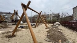 Новую детскую площадку «Тюльпаны» устанавливают в Сергиевом Посаде