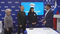 Андрей Саакян наградил организаторов «Ёлки на Клементьевке»