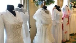 Выставка свадебных платьев разных лет проходит в библиотеке Центрального офицерского клуба