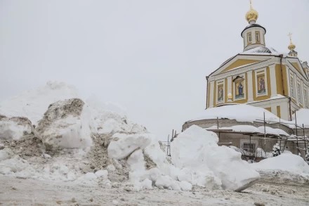 февраль 2026, убирают снег