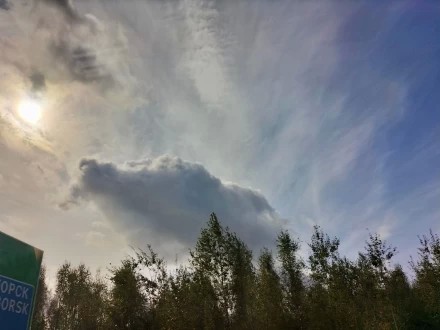 Облако Динозавр над дорогой