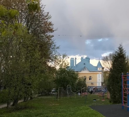 Домик с крышей цвета неба
