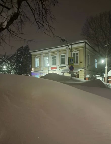 В городе снежные горы