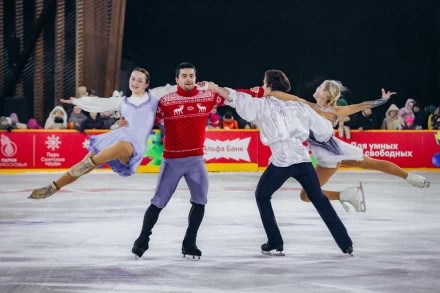 декабрь 2025, в парке зажгли ёлку и открыли каток