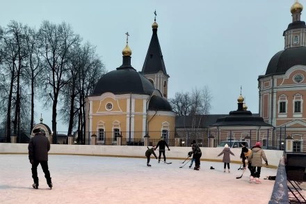 Снега нет, а лёд на катке есть.