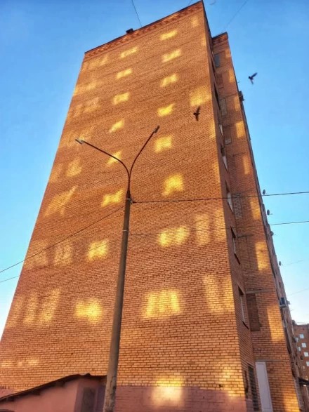 Солнечные зайчики гуляют на торце дома №5, по ул. Энгельса