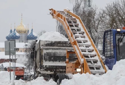 февраль 2026, убирают снег