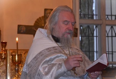 Момент Божественной литургии. Настоятель храма протоиерей о .Андрей