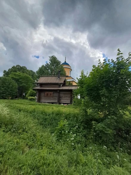 У Крестовоздвиженского храма