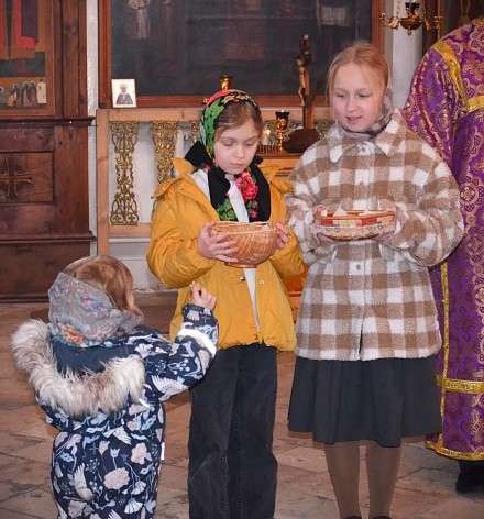 Дети угощают выпечкой в виде птичек