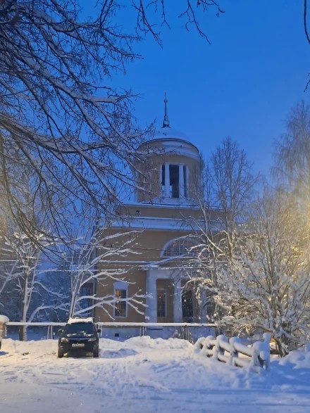 Крестовоздвиженский храм в утренние часы
