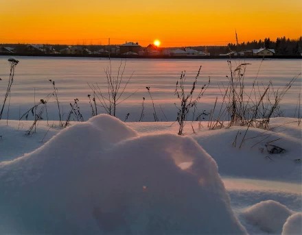 Закат над снежным полем