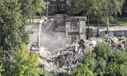 Доживая короткий век
