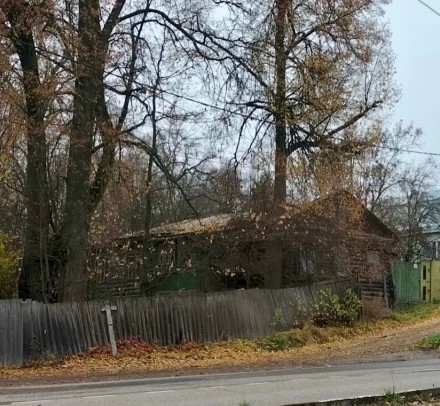 Старый дом у дороги