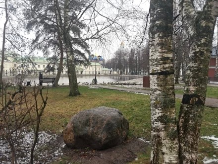 У Белого пруда(**