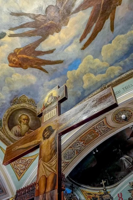 Днесь висит на древе, иже на водах землю повесивый..