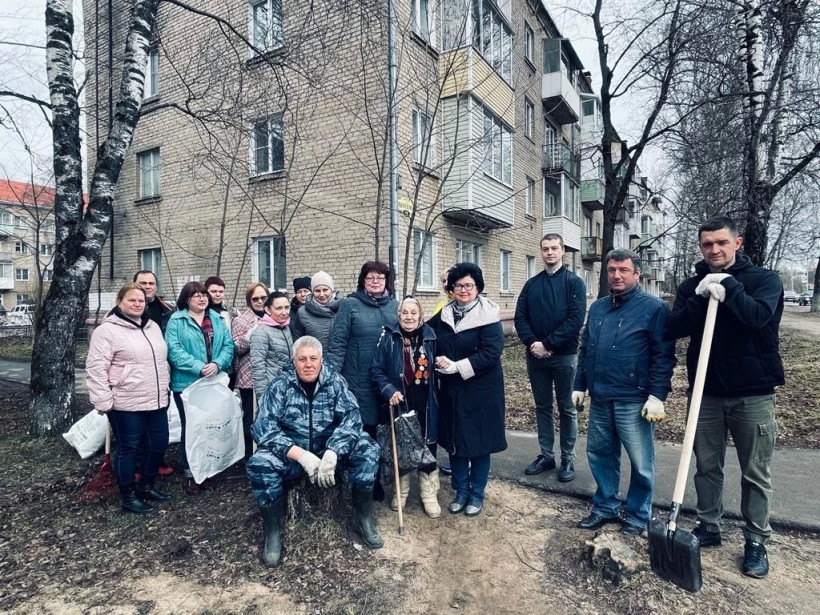 Коллектив территориального управления Хотькова вышел на субботник