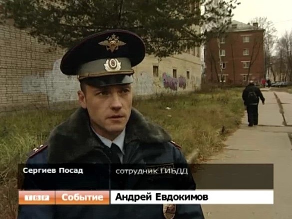 Минувшим вечером на Новоуглическом шоссе произошло дорожно-транспортное происшествие, в результате которого в больницу попал водитель мотоцикла. Управляемый им мотоцикл столкнулся с автомобилем, за рулем которой был полицейский