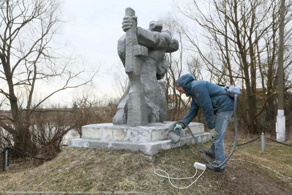 Памятники погибшим в Великой Отечественной войне благоустраивают в округе