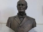 Памятник основателю и барельефы станций