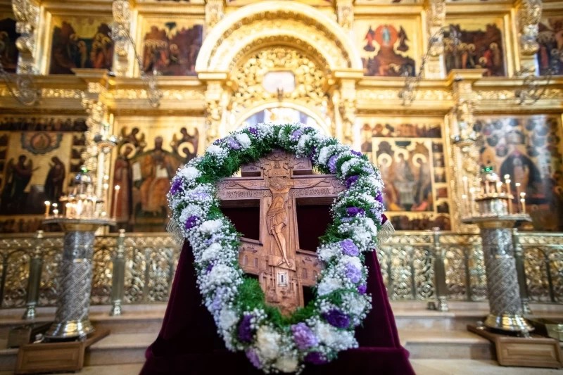 «Приидите, вернии, животворящему Древу поклонимся»: праздник Воздвижения Креста в Лавре