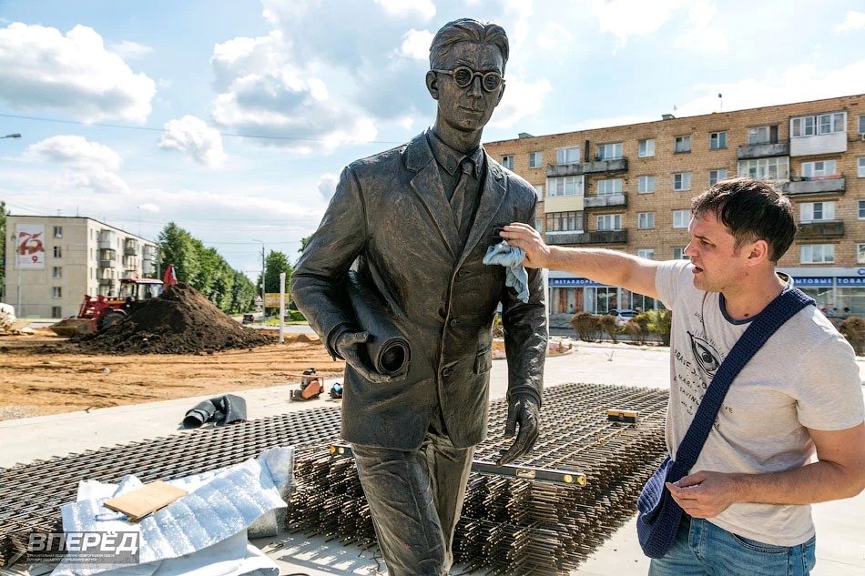 В Пересвете появился памятник Виктору Пухову