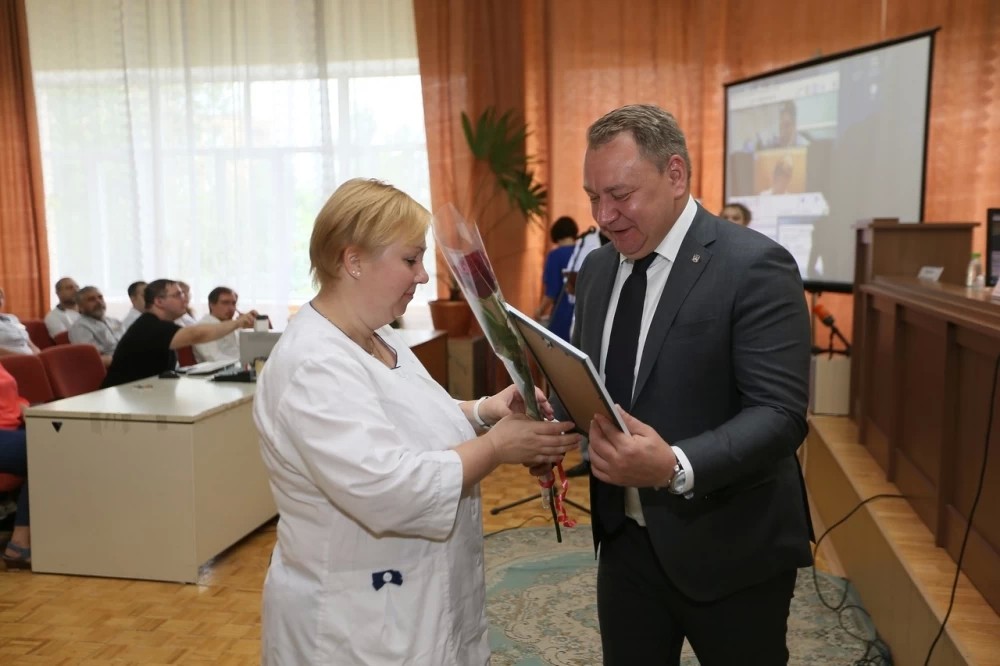 Михаил Токарев пожелал медикам крепкого здоровья, сил и мужества