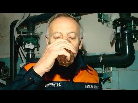 Замминистра выпил воды из-под крана в Васильевском