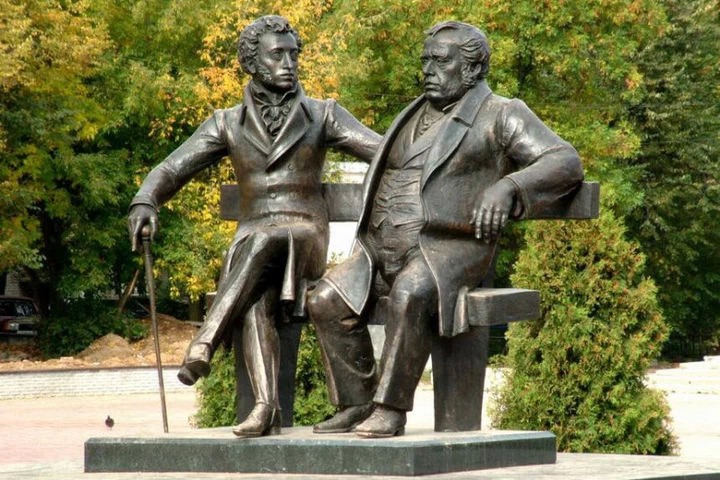 В Пушкино меж бронзовыми поэтами застревают дети