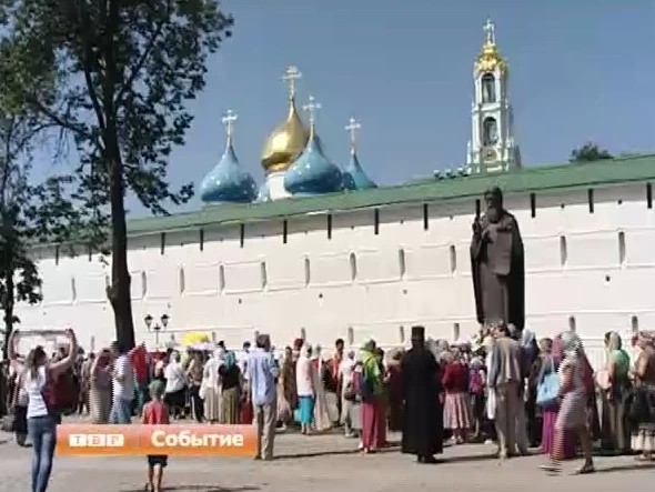 В праздничные дни в Сергиев Посад продолжают пребывать паломники