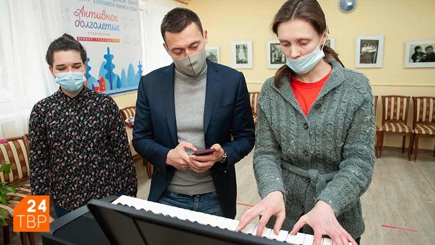 Александр Легков привёз пианино для «Активного долголетия»