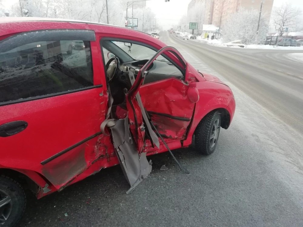 Один наезд, одно столкновение и два пострадавших — аварии прошлой недели
