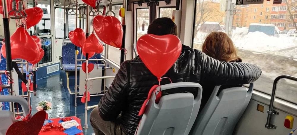Как в общественном транспорте проходит День влюблённых