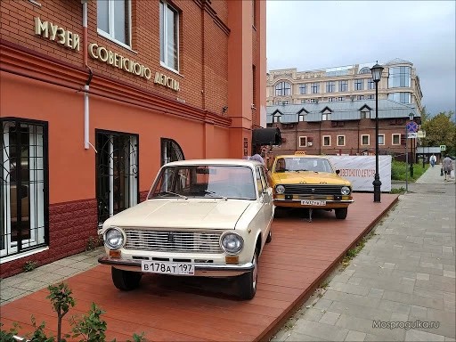 Ретроавтомобили остаются около Музея советского детства