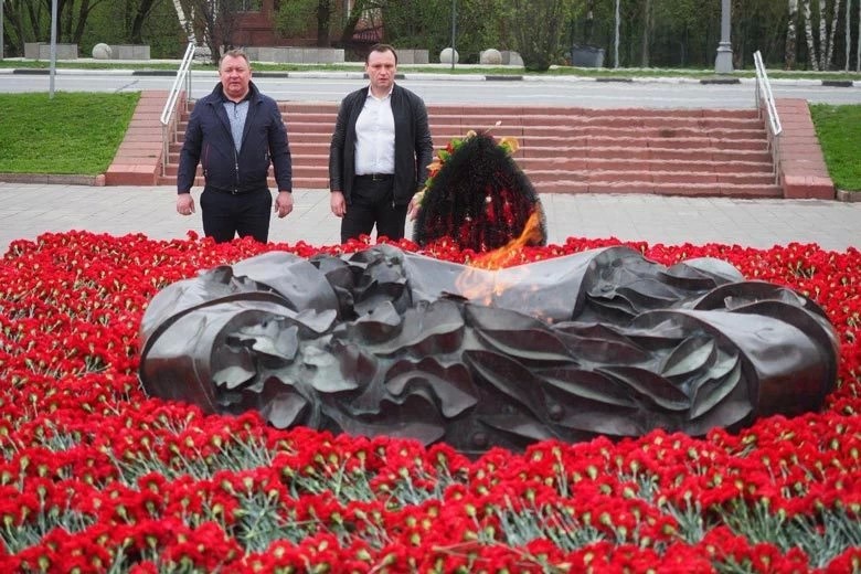 Михаил Токарев и Сергей Пахомов возложили цветы к Вечному огню