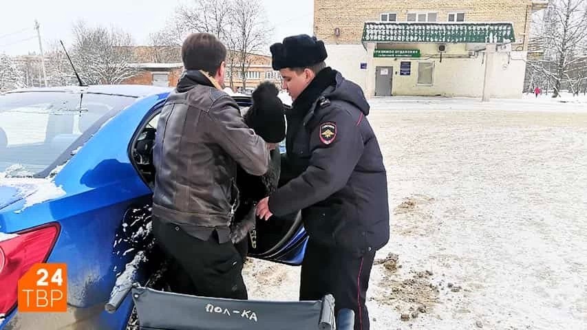 В Сергиевом Посаде полицейский помог женщине, получившей травму на улице, добраться до больницы