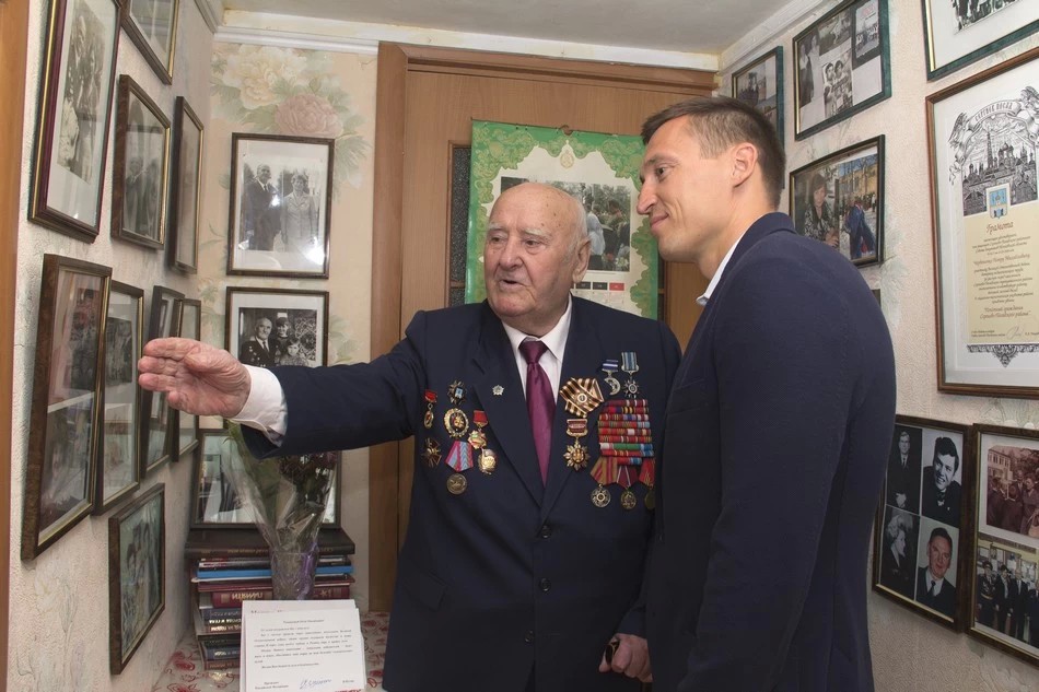 Александр Легков вручил знак Мособлдумы 95-летнему сергиевопосадцу