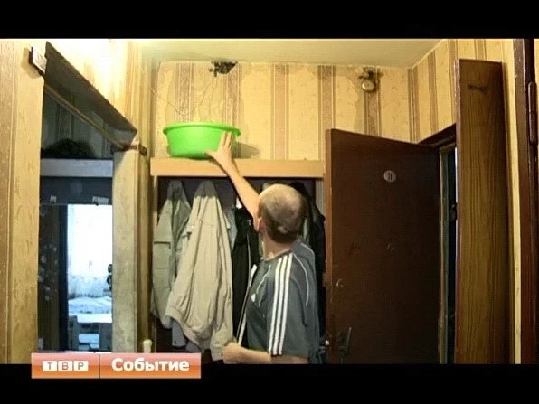 Кто ответит за халатность? Дождь проверил на прочность вновь положенную кровлю в доме на Новоугличском шоссе