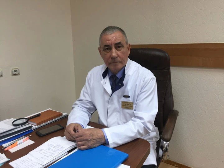 Главврач районной больницы Александр Сумин поздравляет с Днем медицинского работника