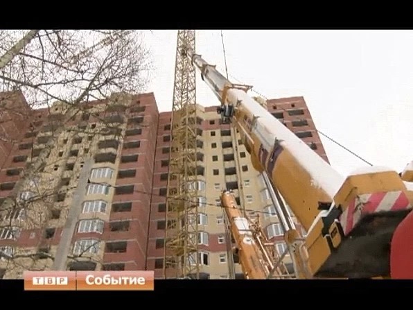 Угроза падения башенного крана миновала