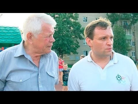 Углич: детская площадка есть, деревья – осенью